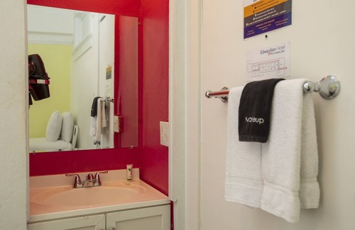Civic Center Hotel | Economy Double Room with Private External Bathroom