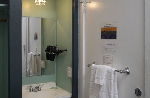 Civic Center Hotel | Economy Double Room with Private External Bathroom