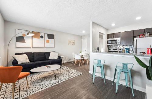 Riverside Apartment | Economy King Bed Suites w Pool, Next to Downtown