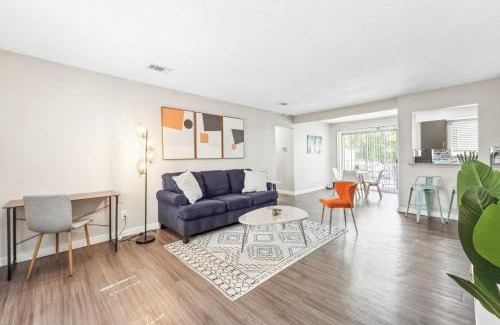 Riverside Apartment | Economy King Bed Suites w Pool, Next to Downtown