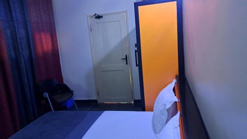 Lome House | Economy Twin Beds in Royal Blue Guest House and Bar