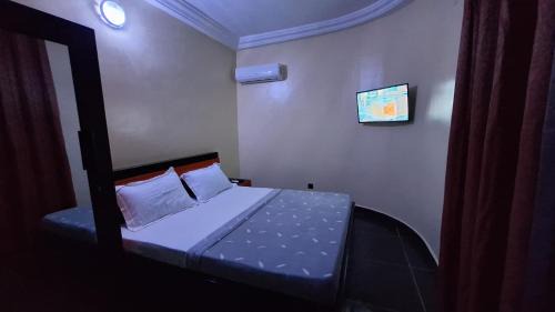 Lome House | Economy Twin Beds in Royal Blue Guest House and Bar