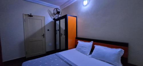 Lome House | Economy Twin Beds in Royal Blue Guest House and Bar