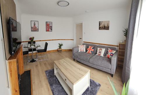 Alibon House | EcuaStay New Luxurious 4 Bedroom Home with Garden and parking