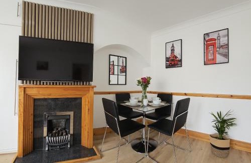 Alibon House | EcuaStay New Luxurious 4 Bedroom Home with Garden and parking