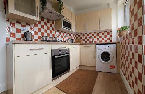 Alibon House | EcuaStay New Luxurious 4 Bedroom Home with Garden and parking