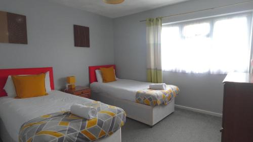 Dunstable House | Eddiwick House - Huku Kwetu Dunstable -Spacious 4 Bedroom House - Private garden & parking -Free Wifi-indoor play area-close to London Luton Airport