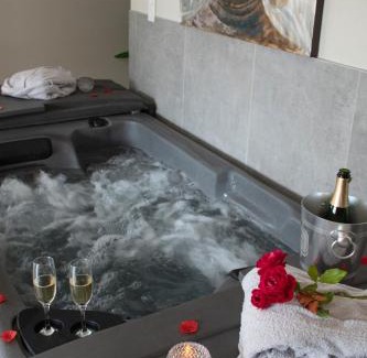 Carpentras House | Eden House, Cocon sensuel et romantique avec jacuzzi