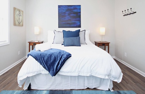 Belmont Apartment | Eden - perfect stay in lower Belmont! Internal name: 1301 B Knoll Street