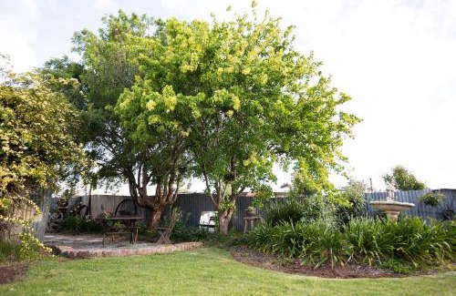 Parkes House | EdenValley Private Manicured Gardens with Fire Pit