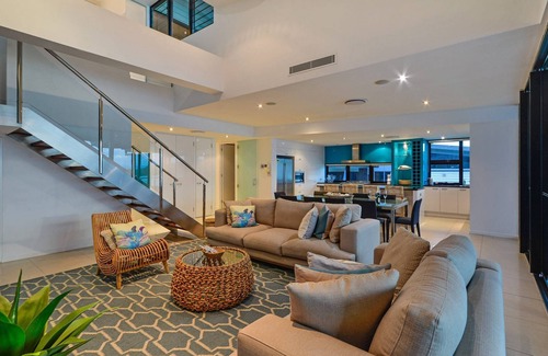 Hamilton Island Villa | Edge 12 Hamilton Island - absolute oceanfront with golf buggy