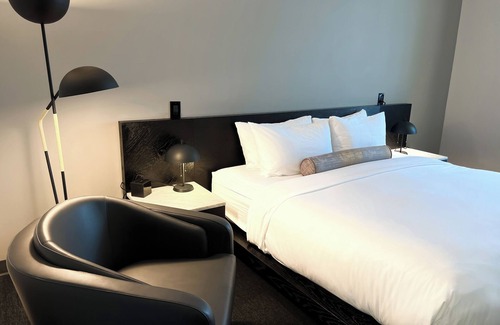 Whitehorse Hotel | Edgewater Hotel