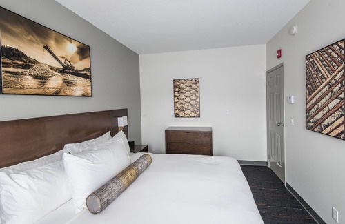 Whitehorse Hotel | Edgewater Hotel