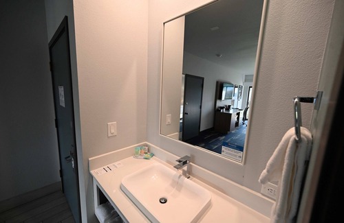 Coos Bay Hotel | Edgewater Inn and Suites, an Ascend Collection Hotel