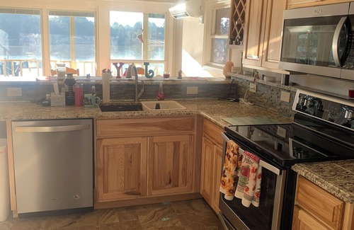 Berryville House | Edgewater Main Lakehouse 1 of 2, 5 bdrm, 2 bath on Lake Palestine with Boat Dock