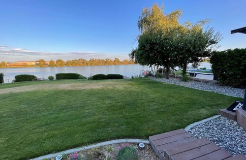 Moses Lake House | Edgewater Paradise HotTub Private Dock & Game Room