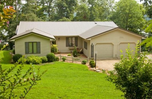 Cadiz House | Edgewater Retreat Premier Scenic Lakefront Home
