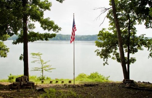 Cadiz House | Edgewater Retreat Premier Scenic Lakefront Home
