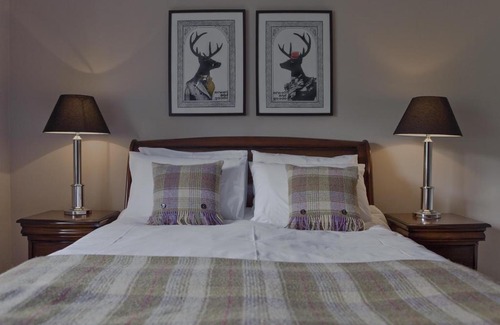 Old Town Apartment | Edinburgh Castle Suite - The Edinburgh Address