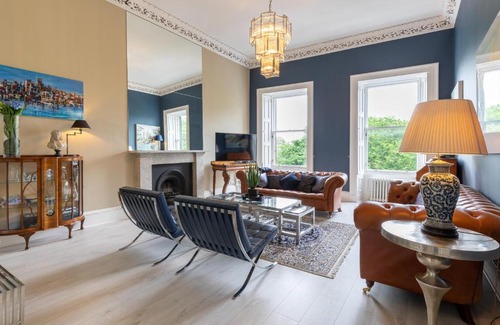 Old Town Apartment | Edinburgh Castle Suite - The Edinburgh Address