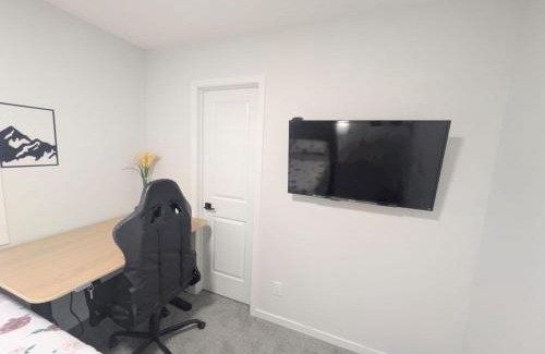 Northwest Calgary House | Edith Gate Luxe Bedroom 1 Homestay