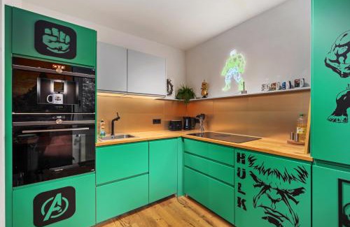 Schloßchemnitz Apartment | EDLER WOHNRAUM Disney Marvel Studio mit Balkon, Boxspringbett, Kaffeevollautomat, Lift & Parkplatz