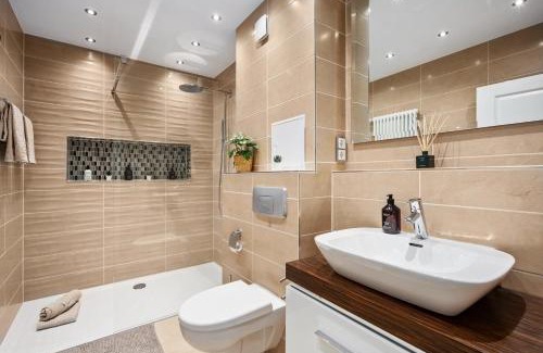 Zwickau Apartment | EDLER WOHNRAUM Schwanenteich-Suite mit Balkon, Kaffeevollautomat, Lift & Parkplatz