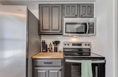 Edmond House | Edmond Bungalow: Cute 2 BR + Bonus Game Room with Futon