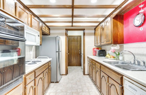 Edmond House | Edmond Townhome w/Pool Access Near Arcadia Lake!