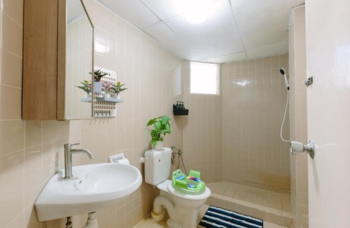Batu Ferringhi Apartment | EE's Seaside House - Homestay 3 min walk to beach