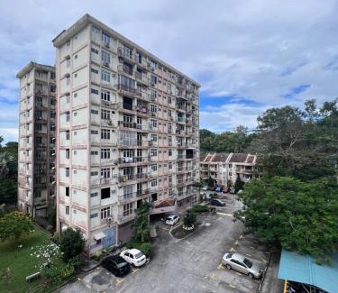 Batu Ferringhi Apartment | EE's Surfer's House - Seaview, 3 min walk to beach