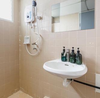 Batu Ferringhi Apartment | EE's Surfer's House - Seaview, 3 min walk to beach