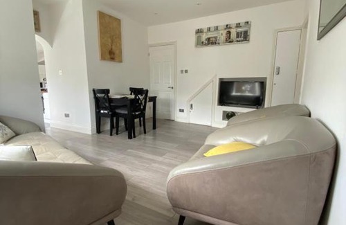 Selhurst Apartment | EEJs Modern London 3 bed flat near Crystal Palace Stadium - Great transport links