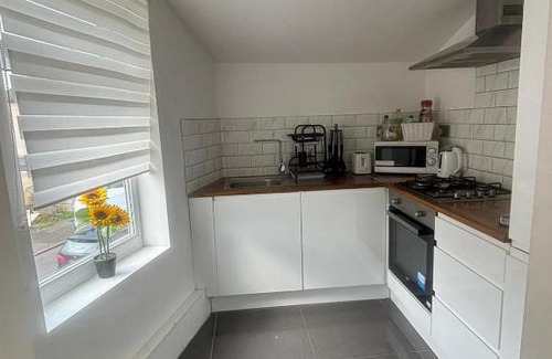 Selhurst Apartment | EEJs Modern London 3 bed flat near Crystal Palace Stadium - Great transport links