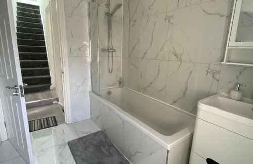 Selhurst Apartment | EEJs Modern London 3 bed flat near Crystal Palace Stadium - Great transport links