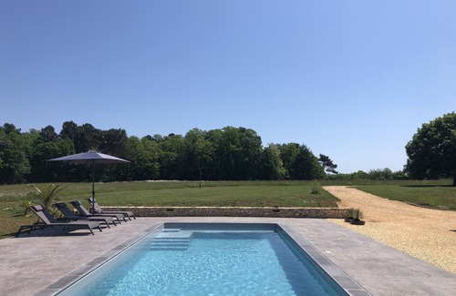Blanquefort-sur-Briolance House | Een Sfeervolle Gîte met een Overdekt Privéterras. Een Vrolijke Hond is Welkom