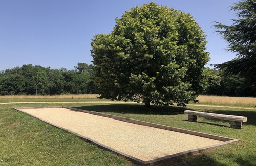 Blanquefort-sur-Briolance House | Een Sfeervolle Gîte met een Overdekt Privéterras. Een Vrolijke Hond is Welkom