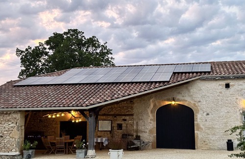 Blanquefort-sur-Briolance House | Een Sfeervolle Gîte met een Overdekt Privéterras. Een Vrolijke Hond is Welkom