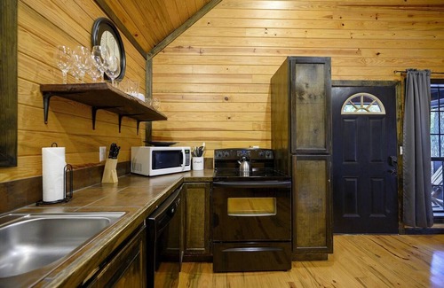 Broken Bow Cabin | efficiency 1 king couples cabins + pets allowed