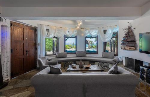 Nei Pori Villa | Efharis Beachfront Villa