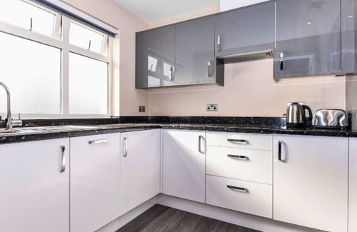 Runnymede Apartment | Egham Exquisite Spacious Three Bedroom Apartment
