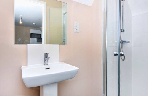Runnymede Apartment | Egham Exquisite Spacious Three Bedroom Apartment