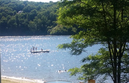 Saint-Plantaire Cottage | Éguzon beach and lake 500 m away! Classified* air-conditioned gîte - sleeps 10