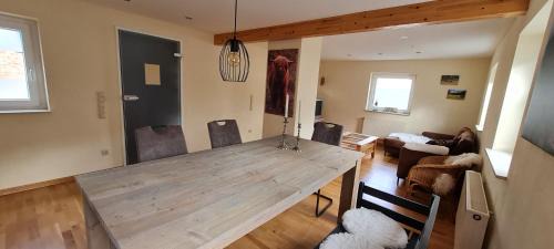 Berg House | Eifelhof mit Obstbaumwiese