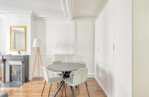 Passy Apartment | Eiffel tower 10 minutes 1BR Renovated