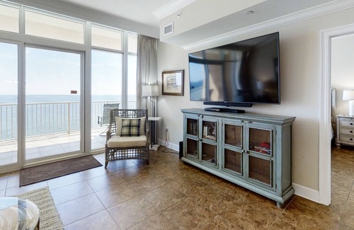 Gulf Shores Condo | Eighth-floor beachfront condo with Gulf view, balcony, pools, hot tubs, & gym