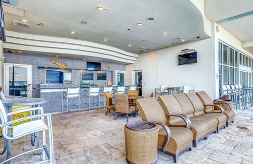 Panama City Beach Condo | Eighth-floor condo with pool, hot tub, Gulf views & high-speed WiFi