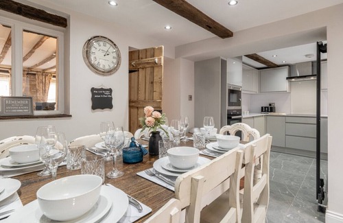 Malmesbury Cottage | Eilmers Cottage - Beautiful 4BD in Malmesbury