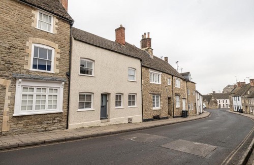 Malmesbury Apartment | Eilmers Cottage - Beautiful 4BD in Malmesbury!