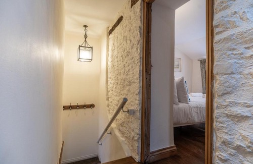 Malmesbury Apartment | Eilmers Cottage - Beautiful 4BD in Malmesbury!